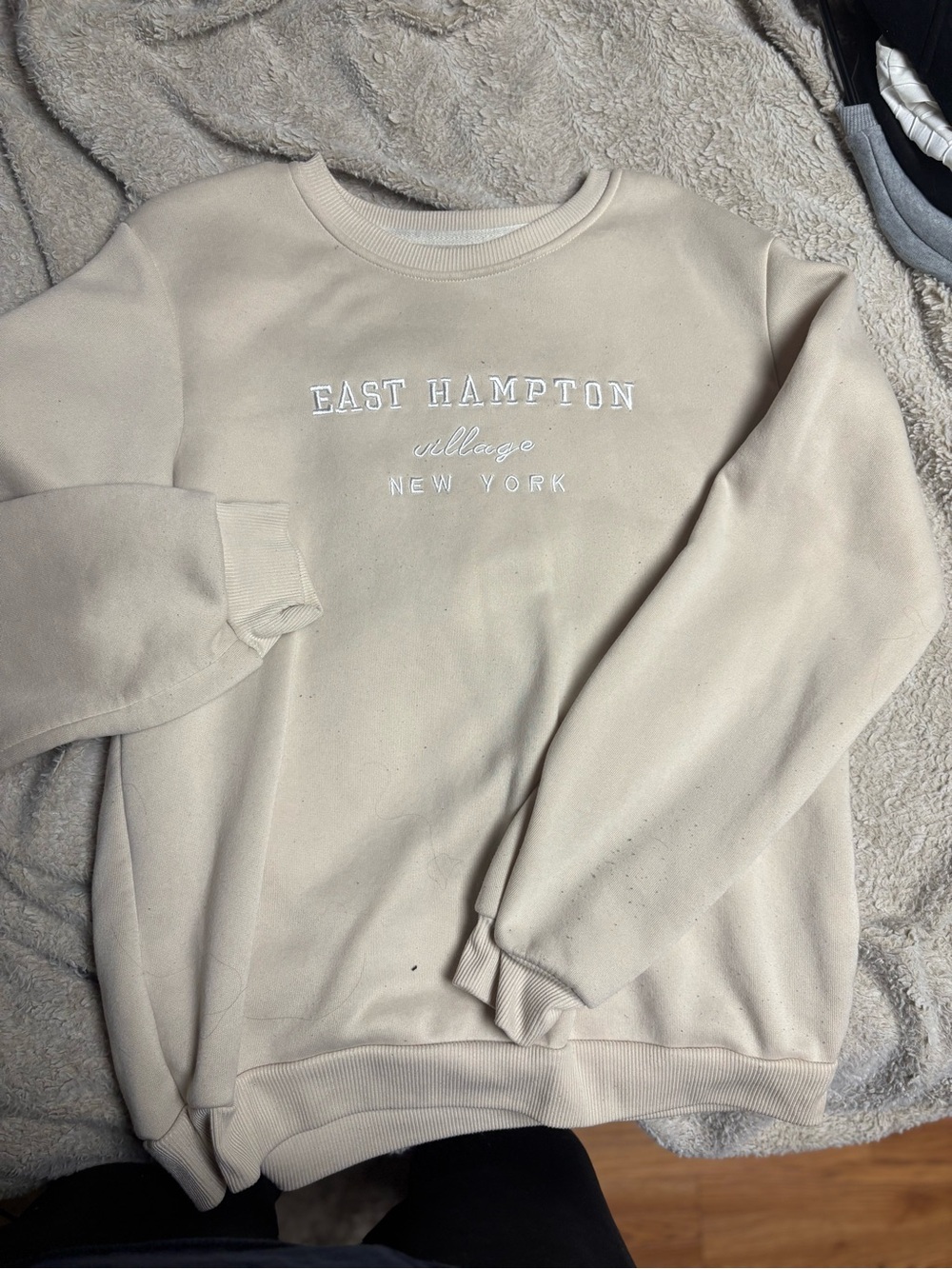 SHEIN Men's Cream Crewneck Sweatshirt with East Hampton Embroidery